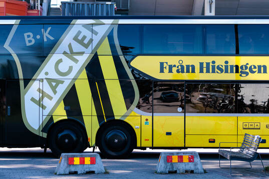 Häckens spelarbuss utanför arenan