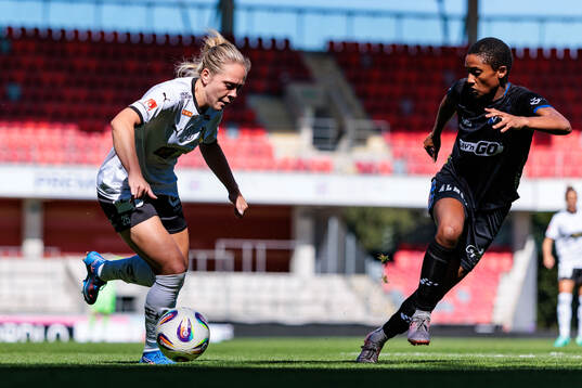 Häckens Alice Bergström och Växjö DFFs Eva Dessislava