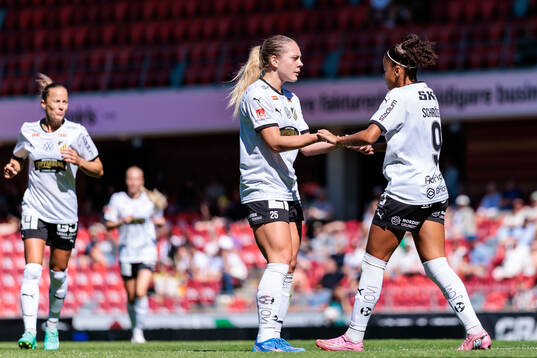 Häckens Alice Bergström och Felicia Schröder jublar