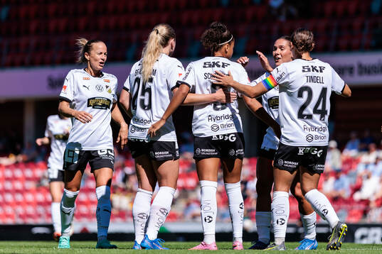 Häckens Felicia Schröder jublar med lagkamrater