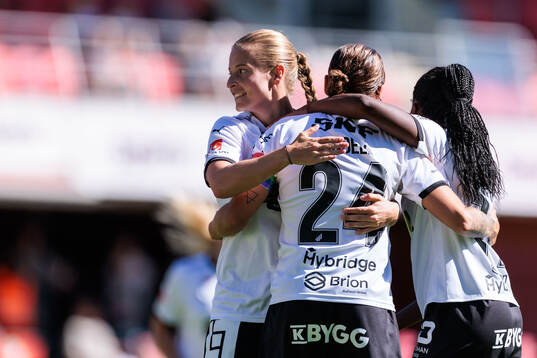 Häckens Tabby Tindell jublar med Anna Anvegård och Monica
