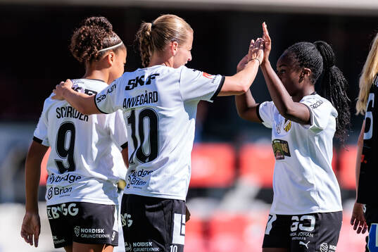 Häckens Anna Anvegård jublar med Felicia Schröder och