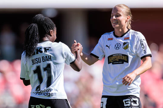 Häckens Monica Jusu Bah och Anna Anvegård jublar