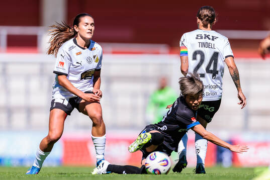 Växjö DFFs Suzu Amano faller mellan Häckens Mary