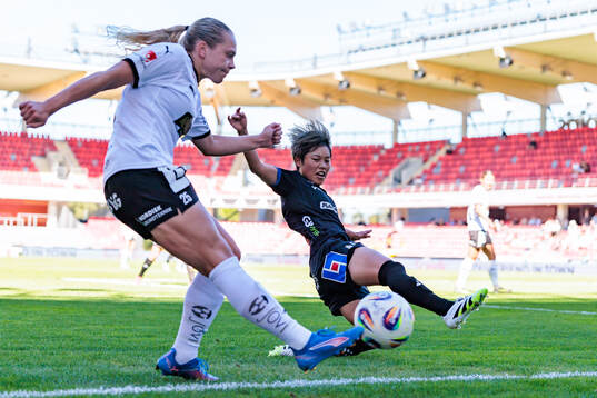 Häckens Alice Bergström och Växjö DFFs Suzu Amano