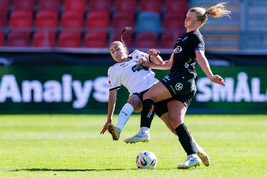 Häckens Nesrin Akgun och Växjö DFFs Lovisa Gustafsson