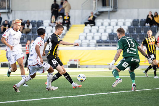 Häckens Adrian Svanbäck och Östers målvakt Robin