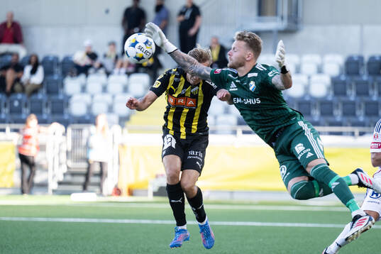 Häckens Pontus Dahbo och Östers målvakt Robin Wallinder