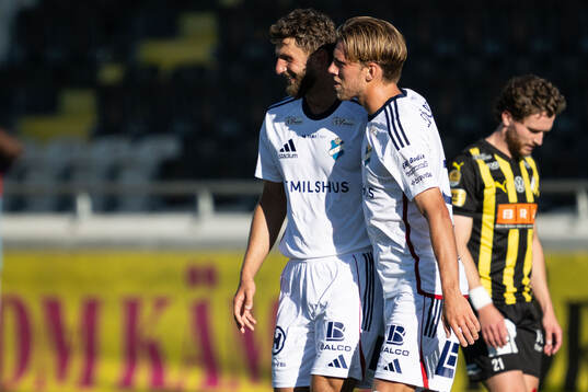 Östers Alibek Aliev och Noah Söderberg jublar