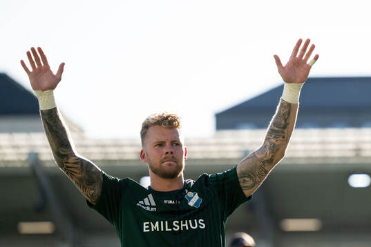 Östers målvakt Robin Wallinder jublar