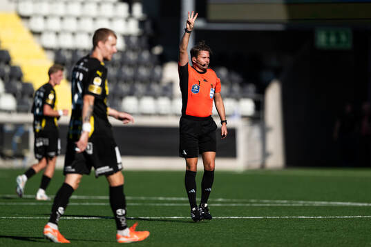 Domare Joakim Östling håller upp fingrarna i luften för