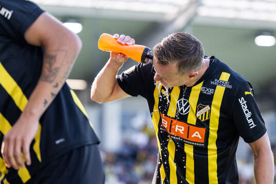 Häckens Marius Lode häller vatten i ansiktet