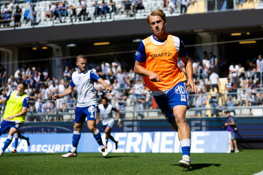 IFK Göteborgs Noah Tolf värmer upp
