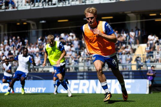 IFK Göteborgs Max Fenger värmer upp