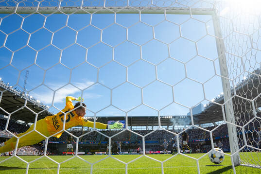IFK Göteborgs Tobias Heintz skuter 2-0 i mål bakom AIKs