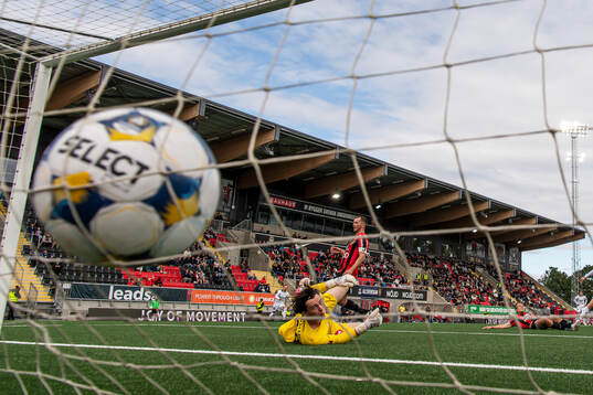 Brommapojkarnas målvakt Leo Cavallius släpper in 0-1