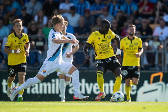 Djurgårdens Matias Siltanen och Mjällbys Abdoulie Manneh