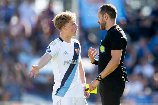Djurgårdens Matias Siltanen reagerar mot domare Victor Wolf