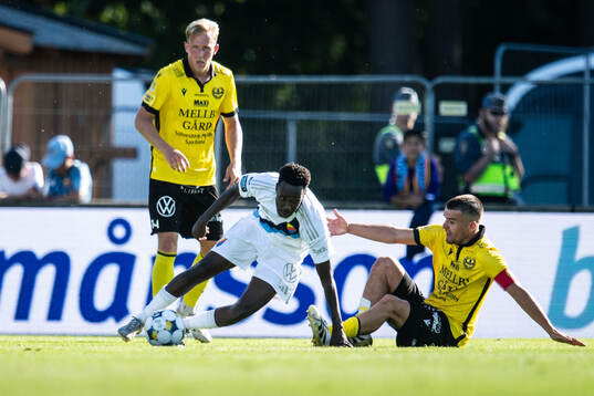 Djurgårdens Tokmac Nguen mot Mjällbys Herman Johansson