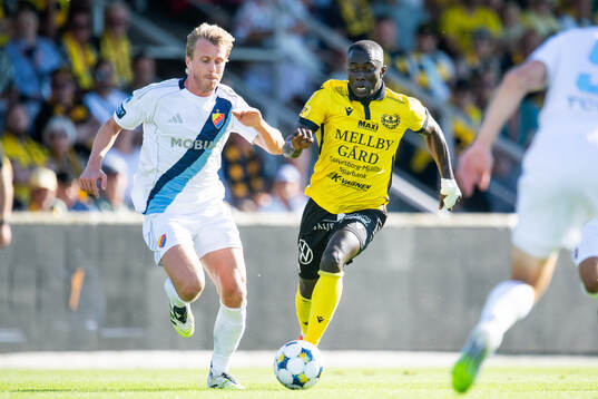 Djurgårdens Rasmus Schuller och Mjällbys Abdoulie Manneh
