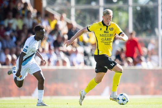 Djurgårdens Tokmac Nguen och Mjällbys Herman Johansson