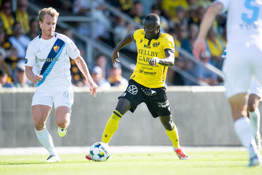Djurgårdens Rasmus Schuller och Mjällbys Abdoulie Manneh