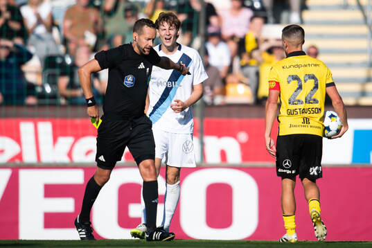 Djurgårdens August Priske Flyger reagerar mot domare