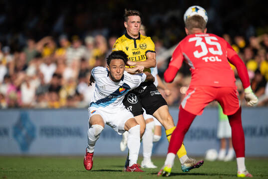 Djurgårdens Keita Kosugi och Mjällbys Elliot Stroud