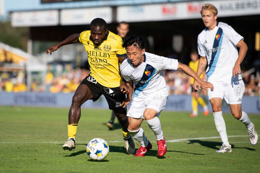 Mjällbys Uba Charles Nwokoma och Djurgårdens Keita Kosugi