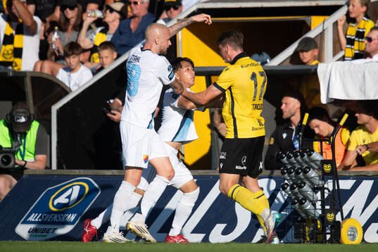 Mjällbys Elliot Stroud mot Djurgårdens Keita Kosugi och
