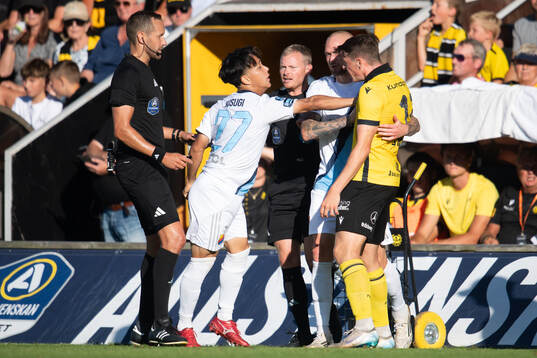 Mjällbys Elliot Stroud mot Djurgårdens Keita Kosugi och