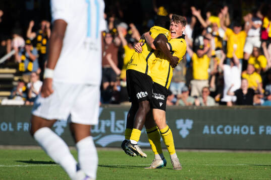 Mjällbys Uba Charles Nwokoma jublar med Elliot Stroud
