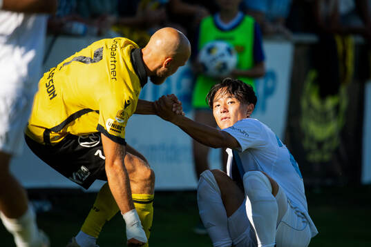 Mjällbys Viktor Gustafson och Djurgårdens Keita Kosugi