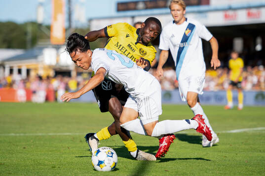 Mjällbys Uba Charles Nwokoma och Djurgårdens Keita Kosugi