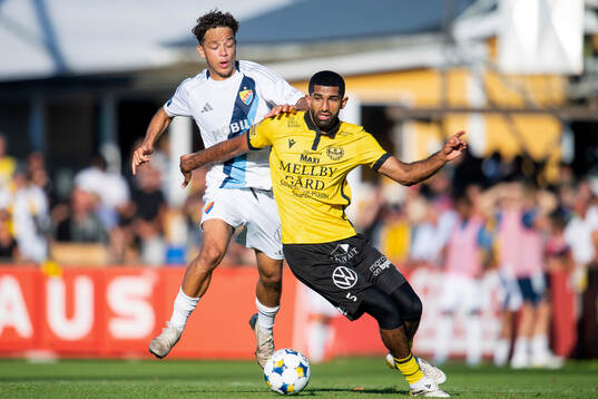 Djurgårdens Mikael Anderson och Mjällbys Abdullah Iqbal