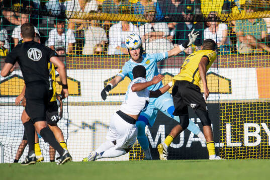 Mjällbys målvakt Noel Törnqvist och Djurgårdens Zakaria