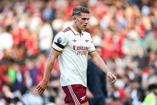 Viktor Gyökeres of Arsenal looks dejected