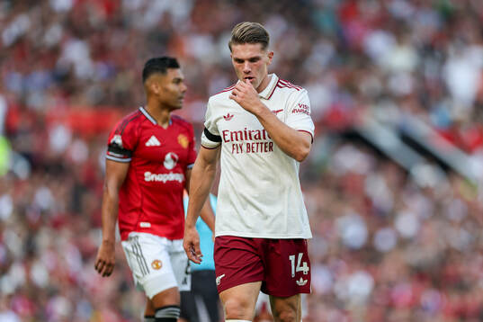 Viktor Gyökeres of Arsenal looks dejected