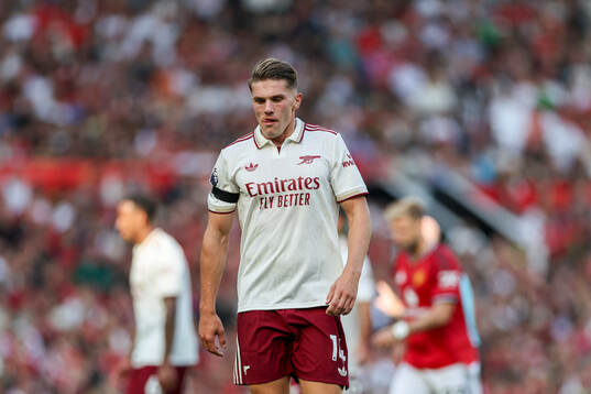 Viktor Gyökeres of Arsenal looks dejected