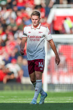 Viktor Gyökeres of Arsenal looks dejected
