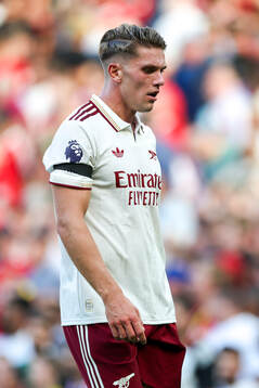 Viktor Gyökeres of Arsenal looks dejected