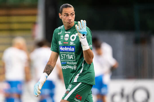 Degerfors målvakt Matvei Igonen deppar