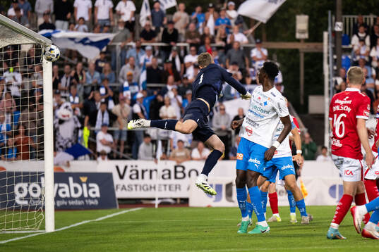 Värnamos målvakt Hugo Keto och Rufai Mohammed släpper in