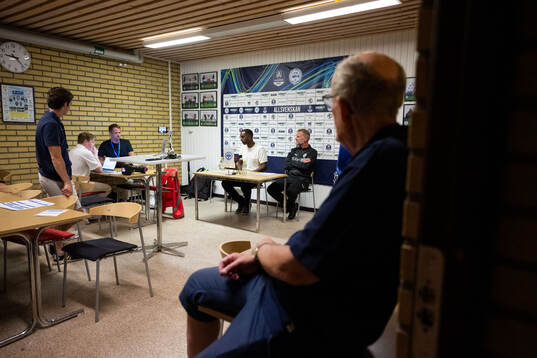 Degerfors tränare Henok Goitom och Värnamos tränare Arne
