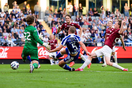 IFK Göteborgs Jonas Bager gör 0-3 på Qvidings målvakt