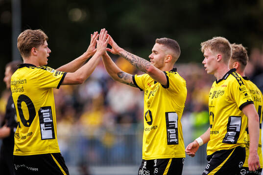 Elfsborgs Julius Magnusson (m) jublar med Gottfrid Rapp (v)