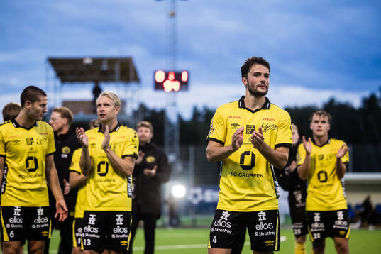Elfsborgs Daniel Granli  applåderar publiken