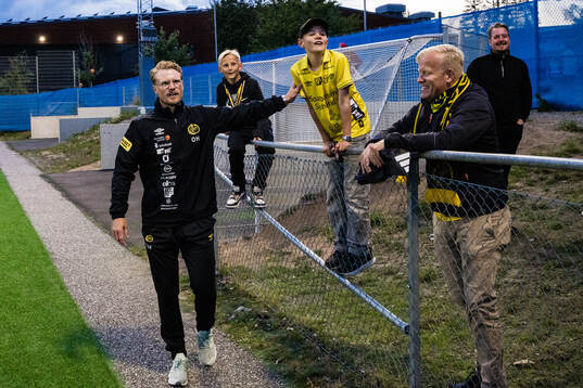Elfsborgs tränare Oscar Hiljemark med supportrar