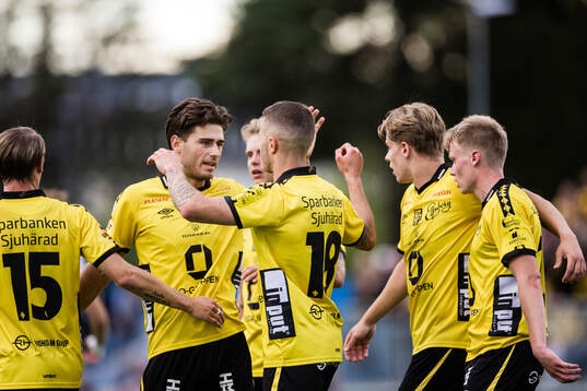 Elfsborgs Julius Magnusson jublar med Besfort Zeneli och