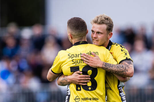 Elfsborgs Julius Magnusson och Ari Sigurpálsson jublar